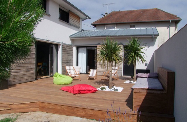 Recent architect-designed villa, very well located