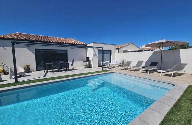 Recent comfortable villa : private heated swimming pool and close to the beaches