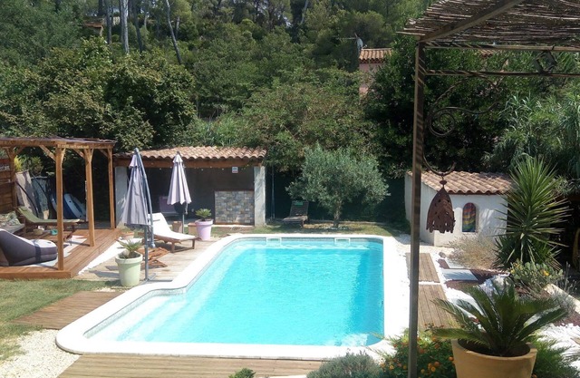 Recent villa at the foot of Garbalan, south-facing, very quiet with private pool