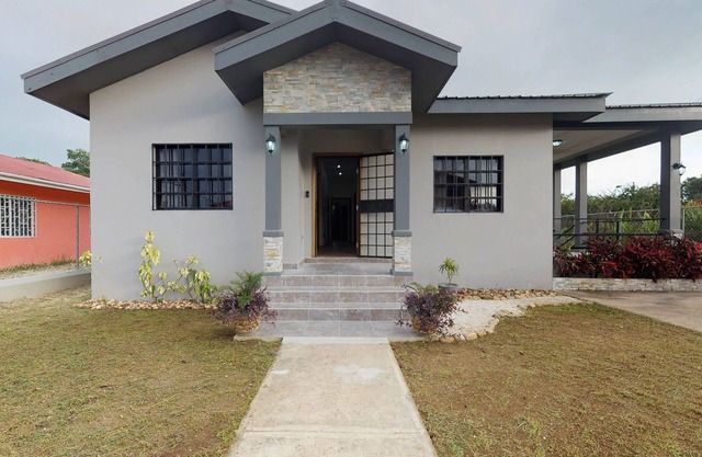 Recently constructed home with enclosed yard, full kitchen, entertainment & WiFi