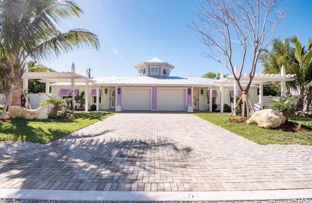 Recently Renovated Luxury Ground Floor Island Home Close to Beach!o Sleeps 4