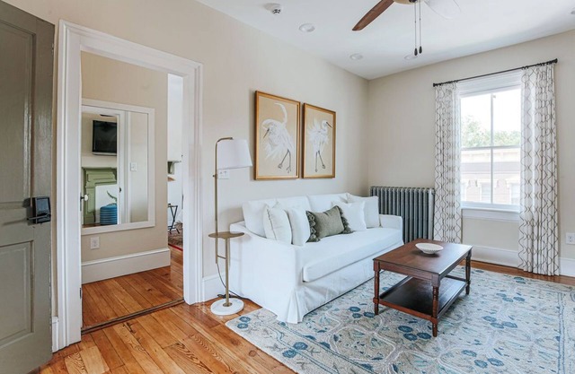 Red Bud Suite: Luxury Private Room Downtown