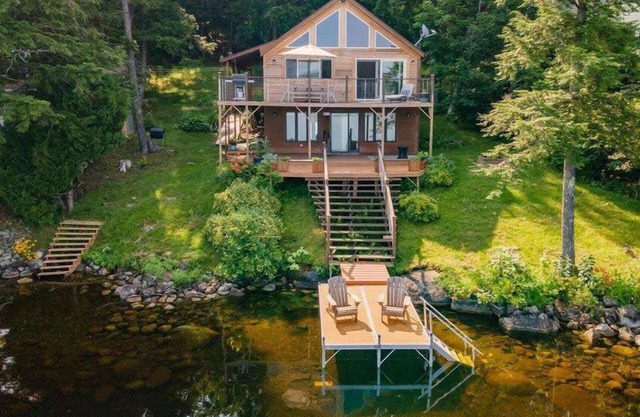 Red Cedar Haven Lakefront Dock Kayaks
