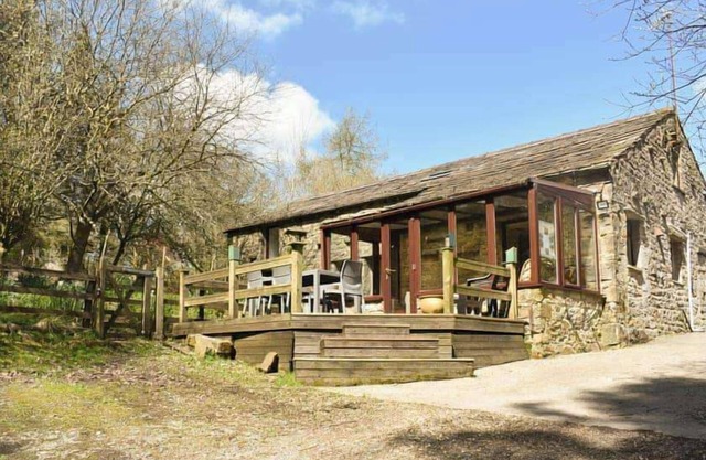 Red Squirrel Haven 2BR House - Sleeps 4 - Parking