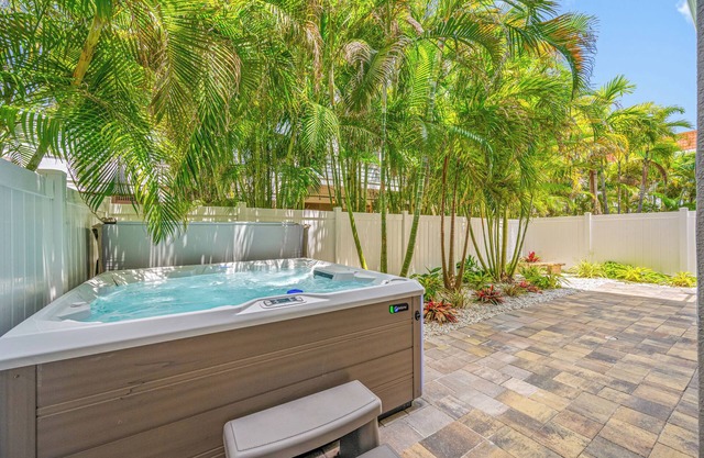Redington Beach Villas 307 -⭐Gulf View⭐ - Across the street from beach! -Hot Tub!