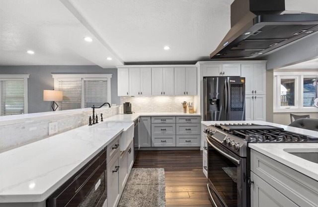 Redone cottage w/hottub walking to everything downtown!