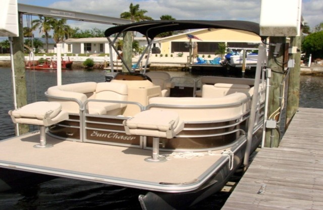 Reduced Fall rates! Free pontoon boat for your stay. Paradise on the water.