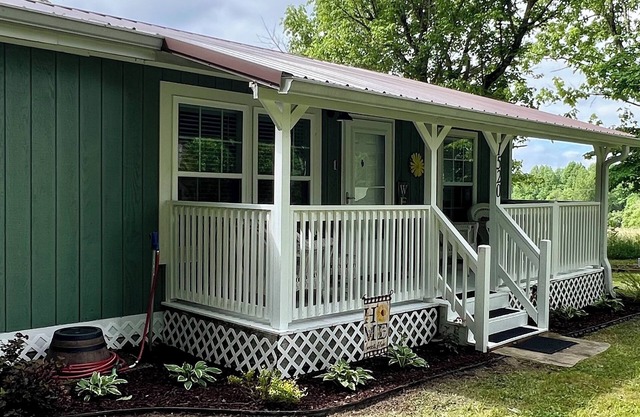 REDUCED RATES! Cute-Clean 2B-2B cottage with hot tub-Pet friendly-Minutes to FCF