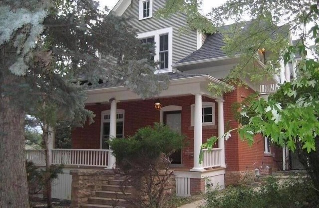 REDUCED Winter Rate! Luxurious 1920 Victorian downtown