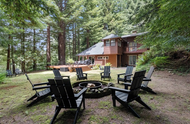 Redwood 101: All New, Stout Grove, Spa-Like Bathrooms, Fire Pit, Fully Equipped