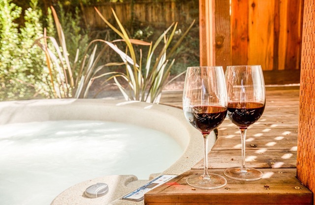 RedwoodRetreat~ Stunning & Joyful Redwood Cabin! Walk to River! WIFI/AC/HtTb
