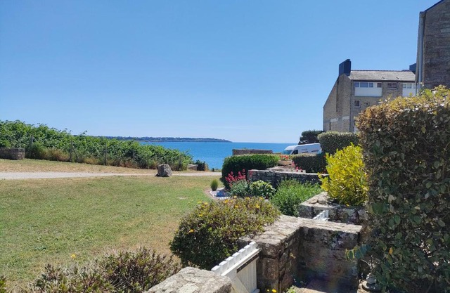 REF 047 - Bel appartement moderne pour six personnes avec vue mer plage à pied KERJOUANNO ARZON