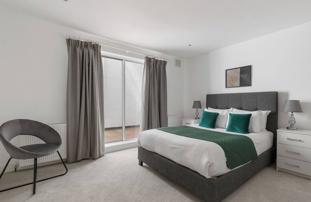 Refined 2-BD Hidden Gem Near Hyde Park