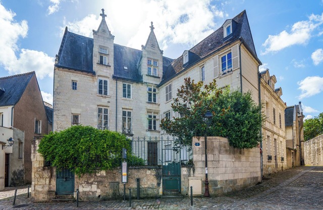 Refined Apartment with Cathedral View and Garden