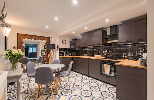 Regency Apartment - a holiday let that sleeps 4 guests in 2 bedrooms