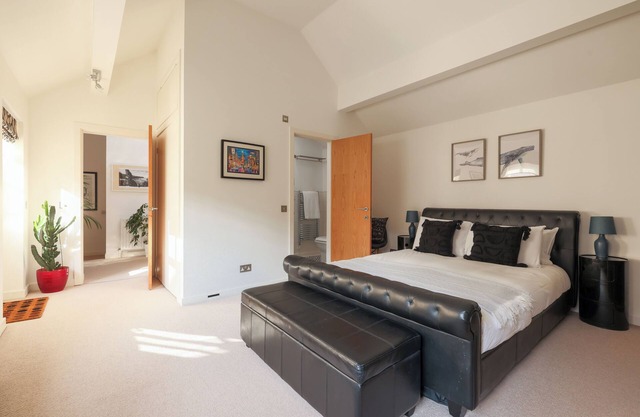 Regency Stables - 1 min to the beach with 2 private parking spaces
