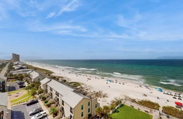 Regency Towers: 3-BD 2B condo- beach, gym, & pool with amazing balcony views!