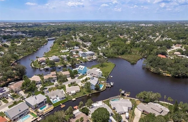 Relax all winter in this 3000sqft private family and pet friendly paradise.