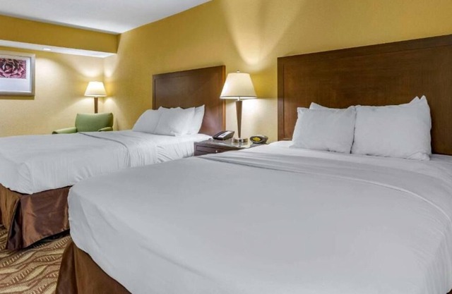 Relax and Recharge! 4 Comfortable Units, Free Breakfast, Free Parking