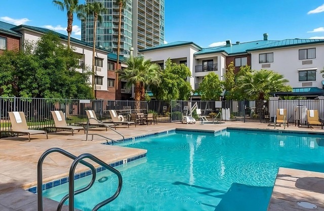 Relax and Recharge! Outdoor Pool, Pet-friendly, Close to Tempe Marketplace!
