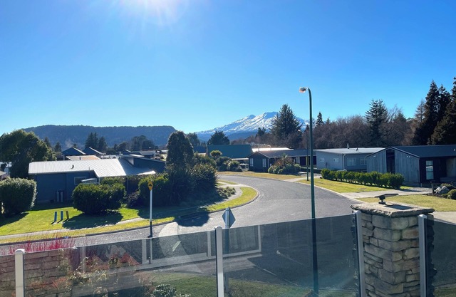 Relax and unwind - cosy Ohakune escape with breathtaking views of Mt Ruapehu