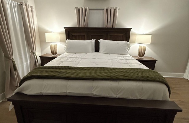 Relax at Cricket & Clover Retreat Near SU, LSU, Airport, Downtown, WiFi & AC