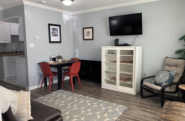 Relax By the Sea - Charming 1-bedroom condo in superb location near the ocean