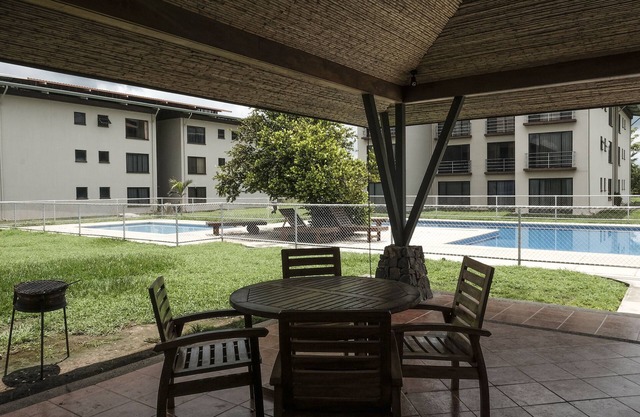 Relax in a nice quite apartment near the beach, volcanos & airport