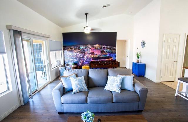 Relax in our 3-Bedroom Home, 15-min drive to the Strip. Pets welcome!