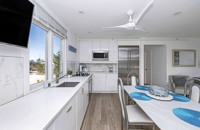 Relax'n white & blue 1-BR Apt w/Balcony!