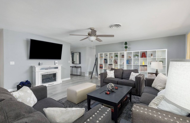 Relax & Recharge – 4 Bedroom Vegas Escape: Pool, Putting Green, Parking and more