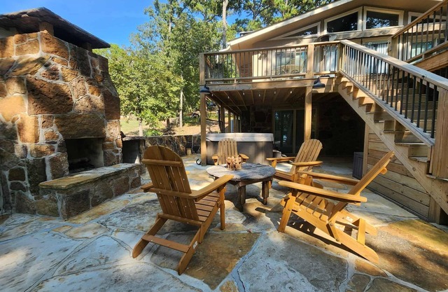 Relax & Recharge at The Nest – Lake Escape with Outdoor Fireplace & Hot Tub