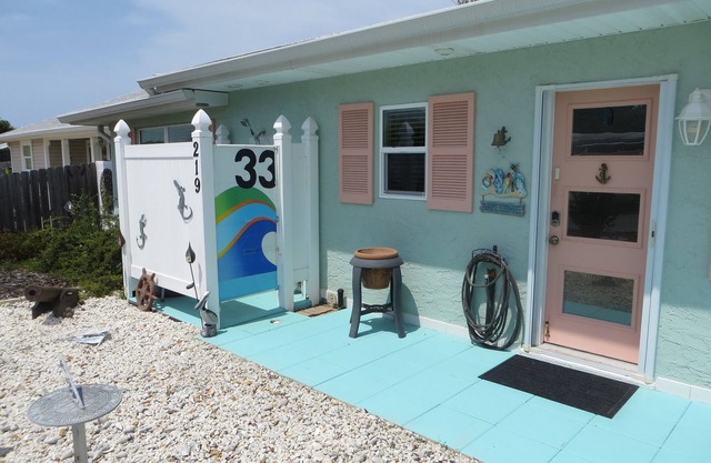 Relax,Refresh,Enjoy this 2 bedroom cottage 2 blocks to Beautiful Laguna Beachnn
