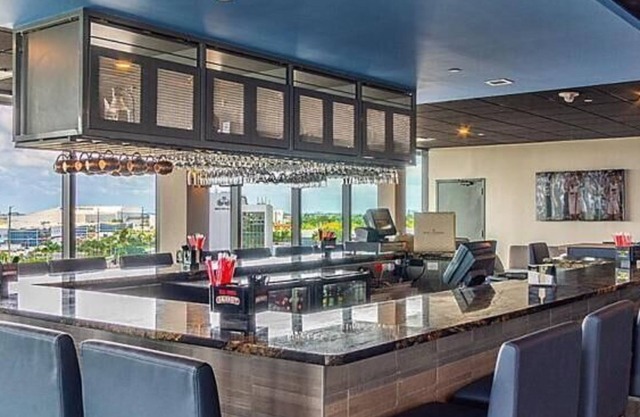 Relax & Unwind! 2 Comfortable Units, On-site Pool, Close to Bayfront Park!