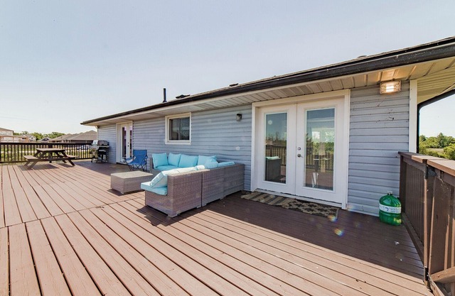 Relax with your family at this peaceful place to stay next to the Niagara River
