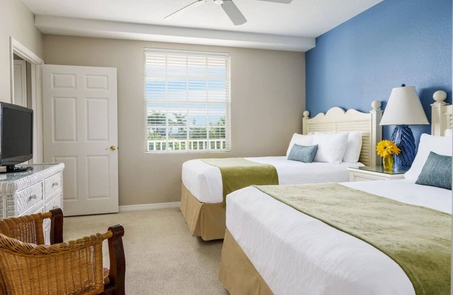 Relaxed Island Stay, Classic Olde Marco Inn 2BR Suite near Dining