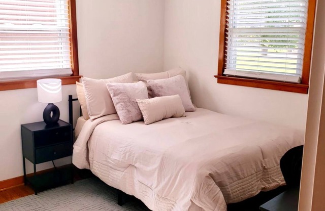 Relaxing 1-bedroom in a shared house Camp Hill with AC & working space