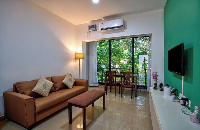 Relaxing 1BHK at Vagator, French windows