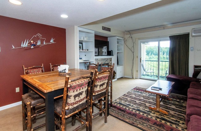 Relaxing 2-bedroom condo in serene Lincoln with pool, fitness room, TV and WiFi