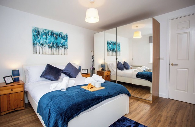 Relaxing 2BR Central Flat: Near Train & Fast WiFi!