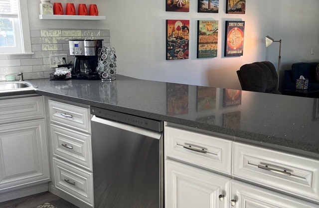 Relaxing 3BR Family Get Away Walk to Santa Cruz Beach Boardwalk