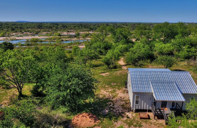 Relaxing Bungalow with 2 Master Suites on the Llano River. Birders Paradise!