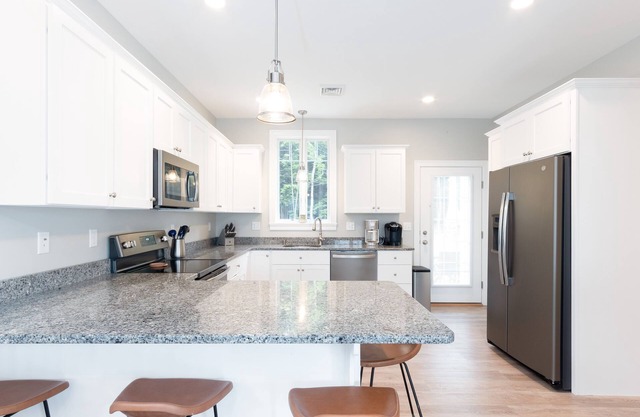 Relaxing Cottage in Gated Community with Pool!