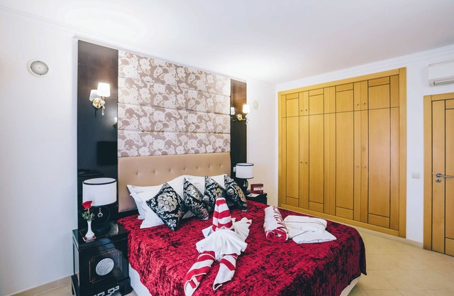 Relaxing Getaway Awaits! Spacious Suite, Kitchenette, Indoor and Outdoor Pools!
