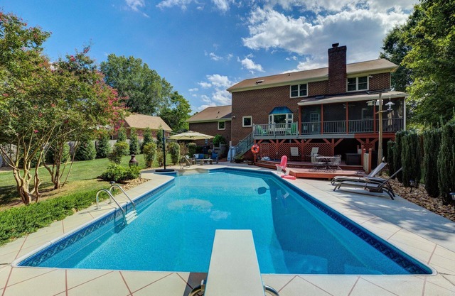 Relaxing Getaway w/Salt Pool,HotTub,Fire Pit, Foosball. Private Luxury/HPU