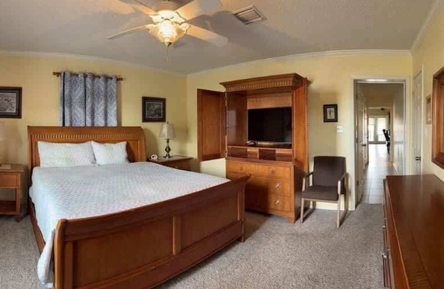 Relaxing Gulf Coast Getaway with a Waterfront Deck