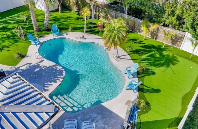 Relaxing home Mini-Golf/heated pool 2/2