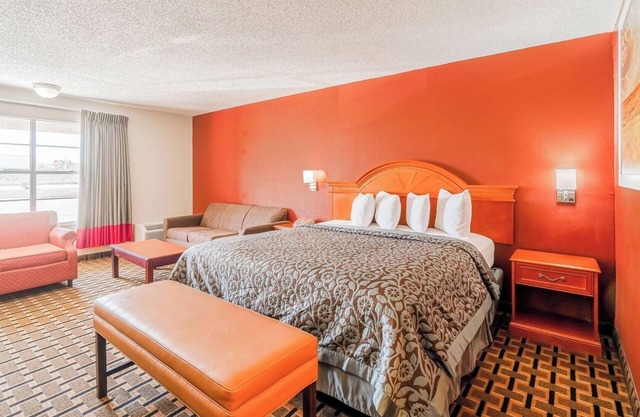 Relaxing Large Room with King Bed & Modern Extras for Travelers’ Comfort