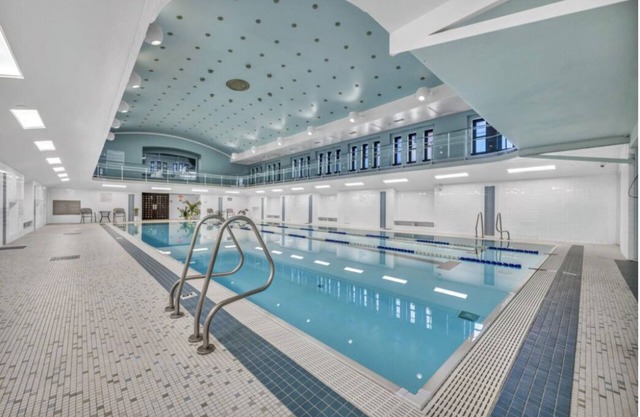 Relaxing & Modern Playhouse Square Apartment! Pool/Steam Room/Gym