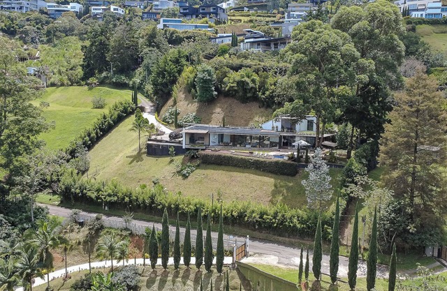 Relaxing Modern Retreat Breathtaking Sunset Vistas